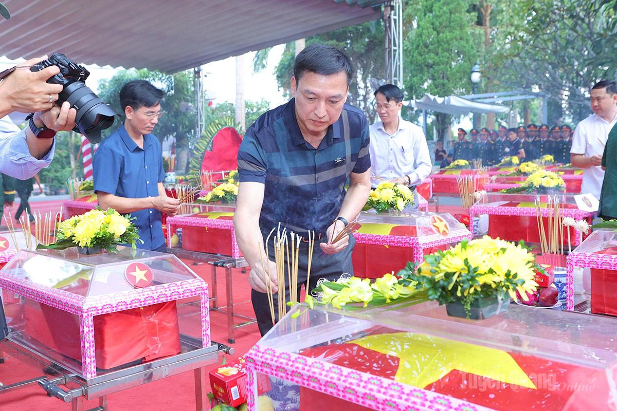 Đại biểu dâng hương liệt sĩ. 