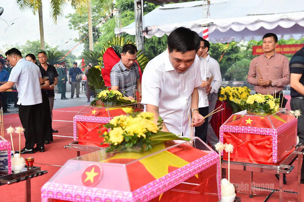 Các đại biểu dâng hương liệt sĩ. Ảnh: Thanh Phúc, Lý Thu