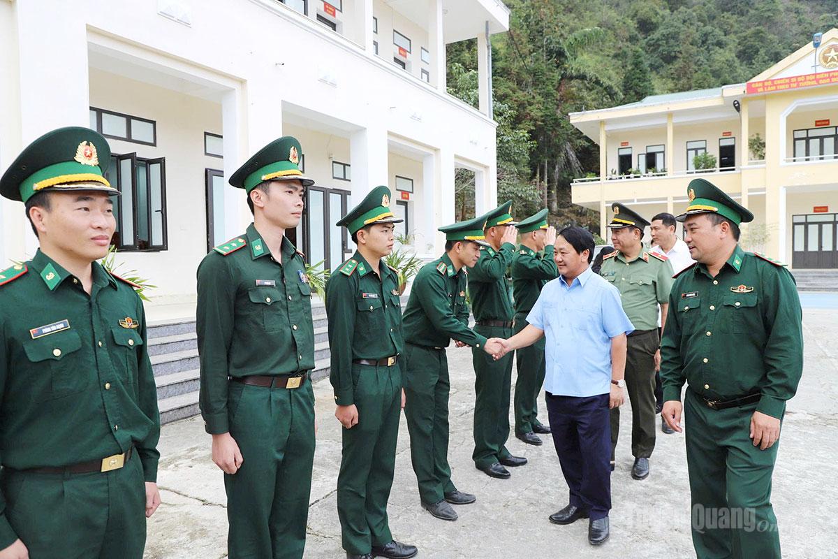 Bí thư Tỉnh ủy Hầu A Lềnh đến thăm Đồn Biên phòng Phó Bảng.