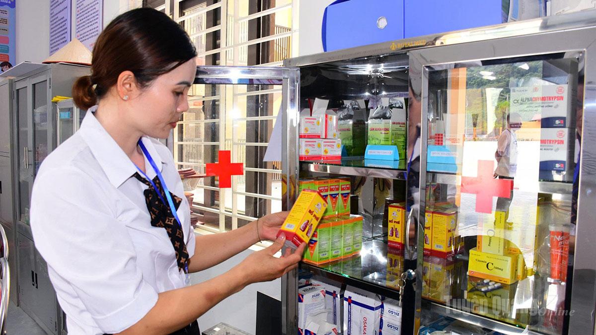 Nhân viên y tế Trường Phổ thông nội trú Tiểu học và THCS Minh Tân sắp xếp, kiểm tra lại tủ thuốc để đảm bảo thuốc phòng bệnh cho học sinh khi giao mùa.
