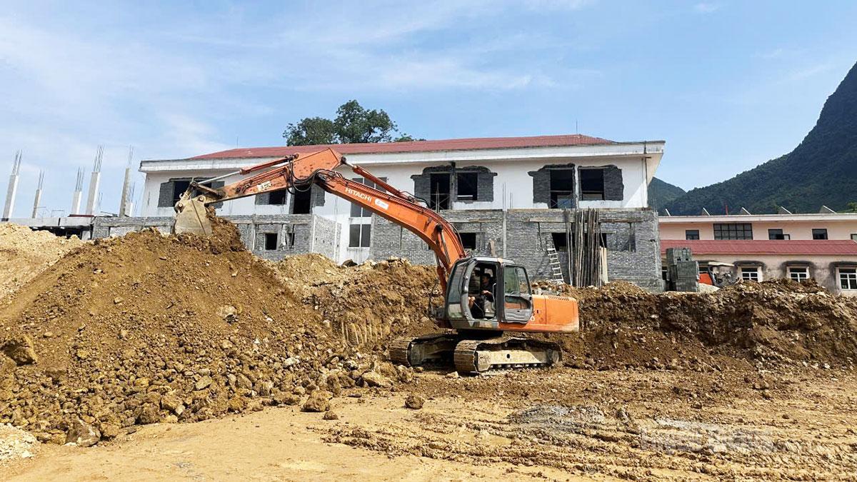 Đơn vị thi công đang đẩy nhanh tiến độ xây dựng Trường PTNT liên cấp tiểu học và THCS Nghĩa Thuận. Ảnh: Văn Long.
