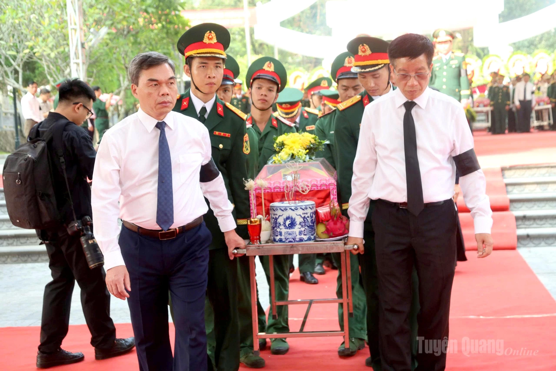 Đồng chí Chủ tịch Ủy ban MTTQ tỉnh Ma Thế Hồng và đại biểu di chuyển hài cốt liệt sĩ. Ảnh: Văn Long
