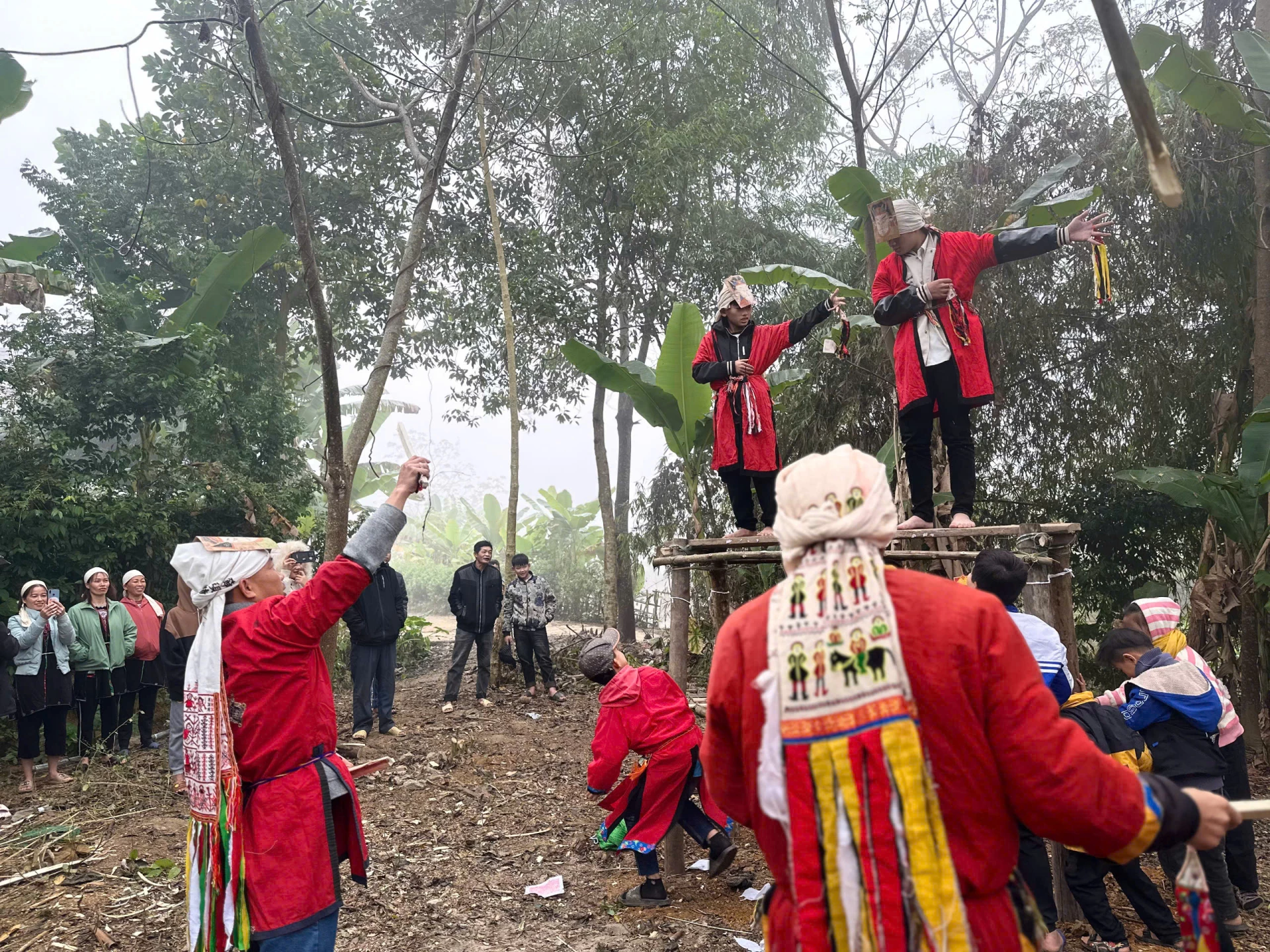 The opening ritual, known as Khai Dan, marks the beginning of the Cap Sac ritual. The ritual involves seeking permission from and reporting to the ancestors about the family’s organization of the Cap Sac ritual, while praying for their blessings and protection to ensure that the rites proceed smoothly.