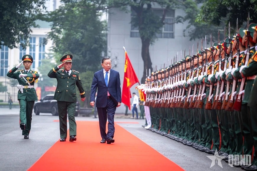 Tổng Bí thư, Chủ tịch nước Tô Lâm dự Lễ kỷ niệm 80 năm Ngày truyền thống LLVT Thủ đô Hà Nội và đón nhận danh hiệu Anh hùng LLVT nhân dân