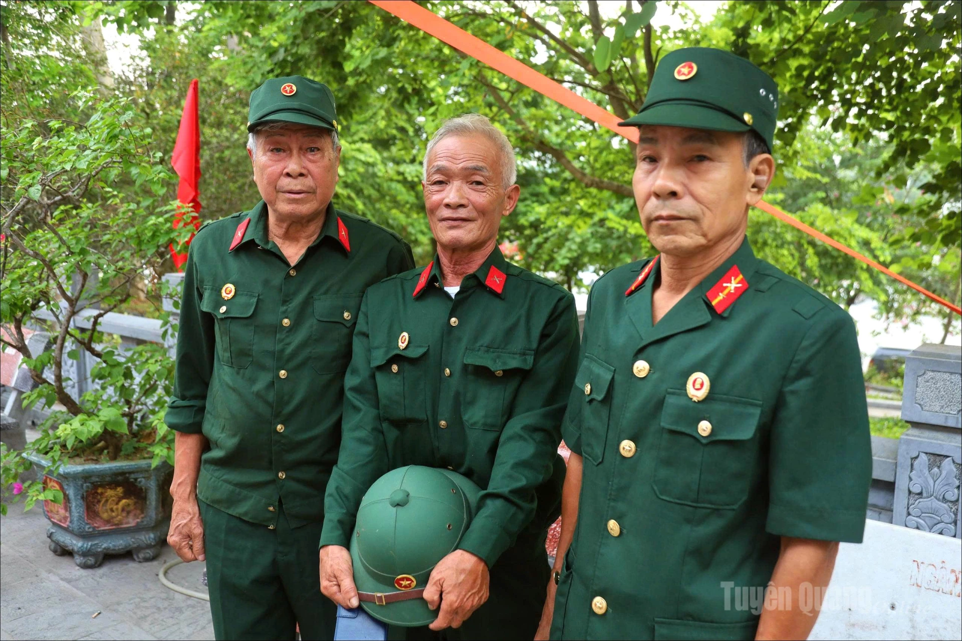 Ngay từ sáng sớm, các cựu chiến binh đã đến Nghĩa trang Liệt sĩ Quốc gia Vị Xuyên tham dự buổi lễ. Ảnh: Văn Long
