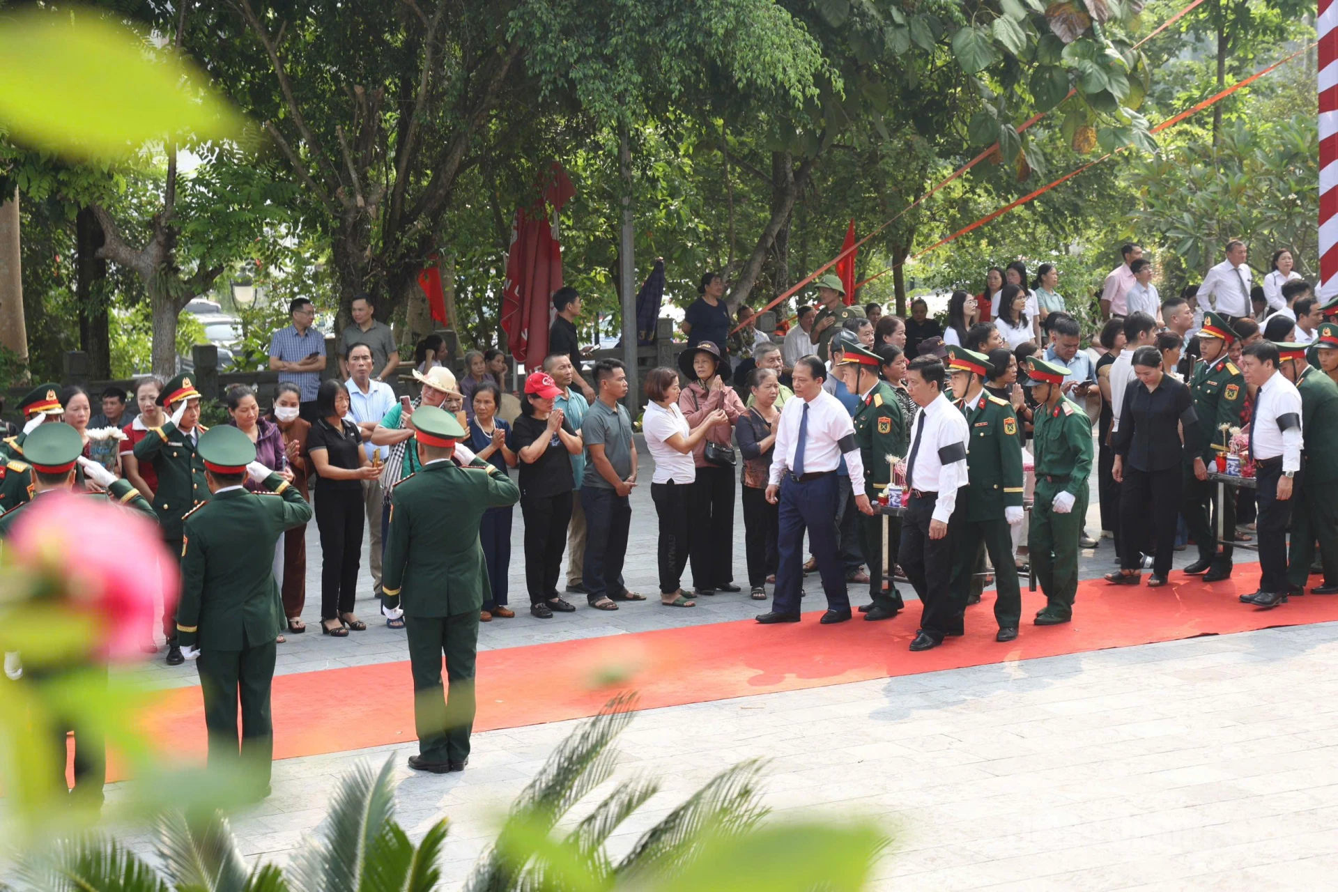 Nhân dân tiễn đưa các Anh hùng liệt sĩ về nơi an nghỉ cuối cùng. Ảnh: Minh Châu

