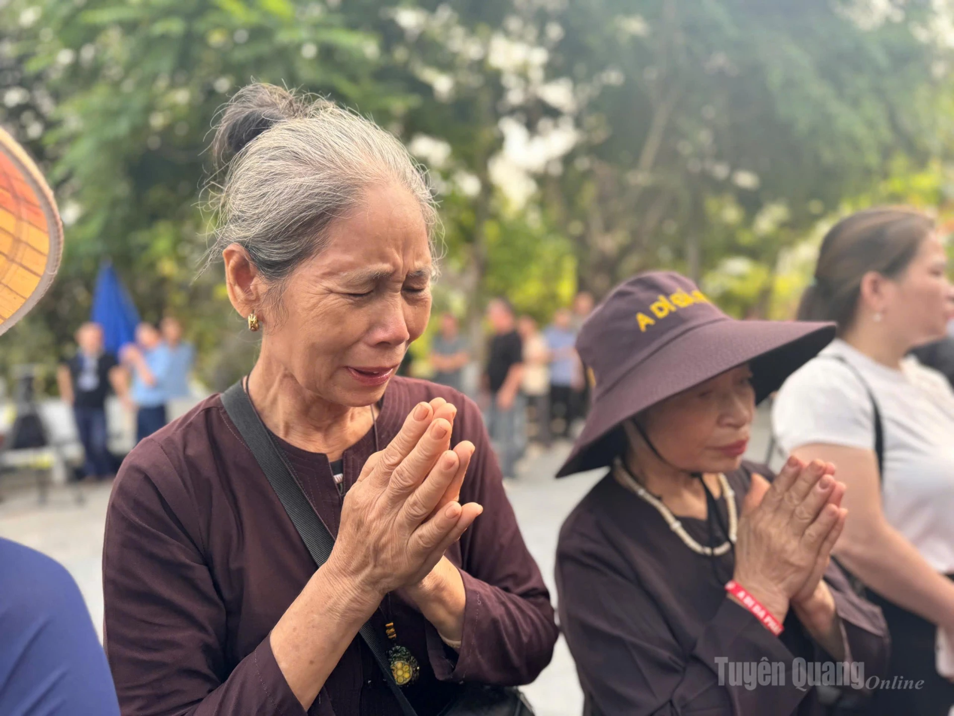 Niềm tiếc thương vô hạn và tình cảm của người dân dành cho những người đã hy sinh vì độc lập, tự do của Tổ quốc. Ảnh: Mai Ánh