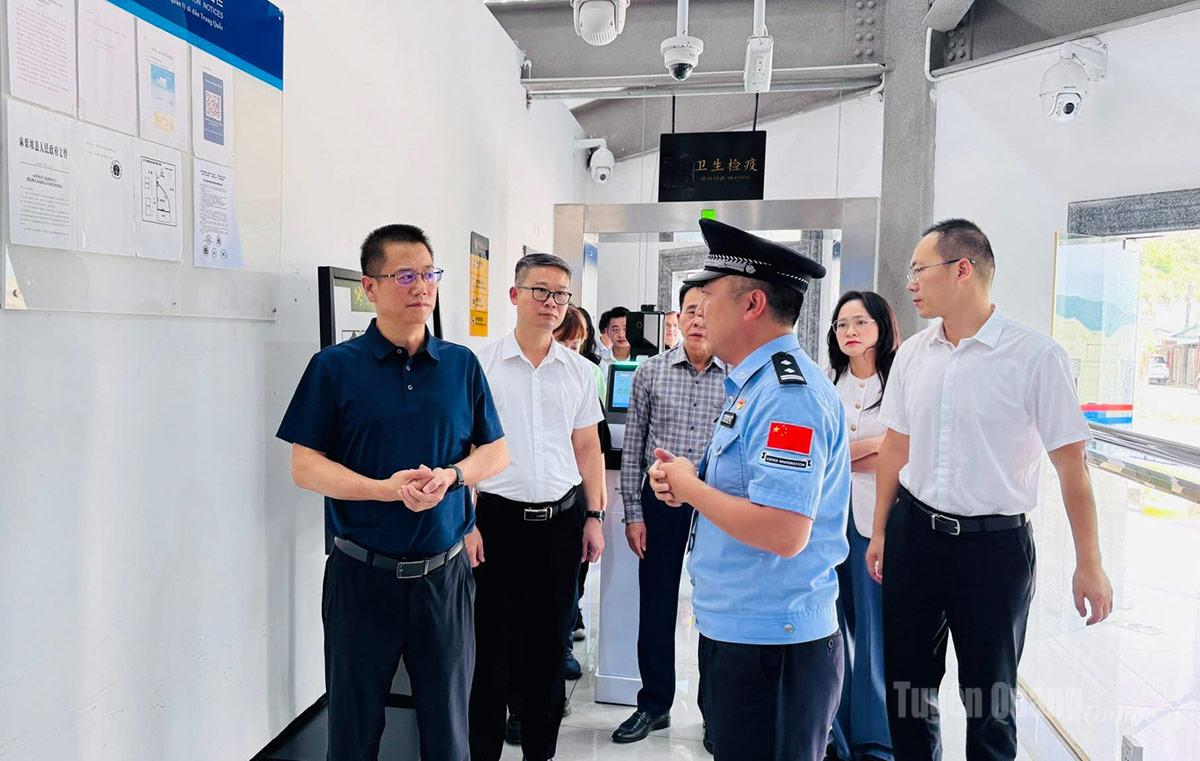 Cục Thương vụ châu Văn Sơn và thành phố Bách Sắc (Trung Quốc) khảo sát tại lối mở mốc 358 xã Bạch Đích.