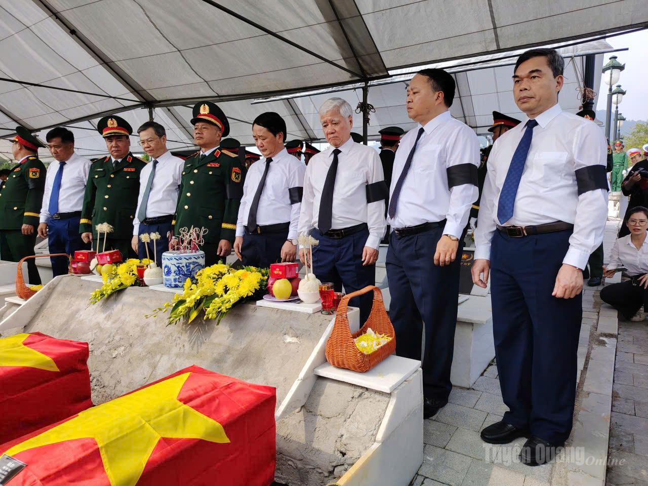 Các đồng chí lãnh đạo Trung ương, lãnh đạo tỉnh dự Lễ an táng các hài cốt liệt sĩ. Ảnh: Văn Long