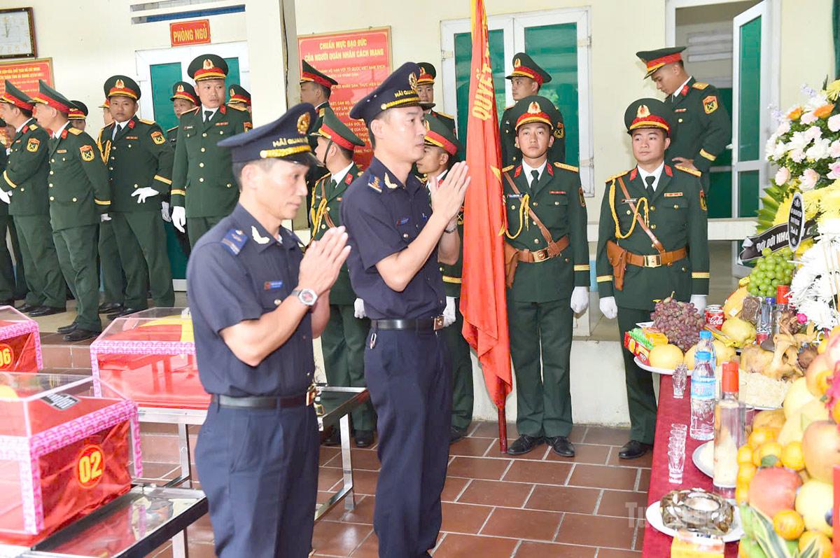 Cán bộ Hải quan thắp hương viếng các liệt sĩ. Ảnh: Thanh Phúc