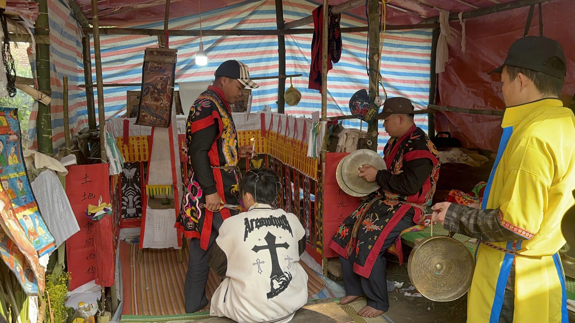 The lamp offering ceremony is the most important part of the Cap Sac ritual. The light of the lamps symbolizes guidance, illuminating the path for the initiate to follow what is good and righteous. This is followed by the Thuong Dan ritual, through which the gods and deities are informed that the initiate has received the sacred lamps.