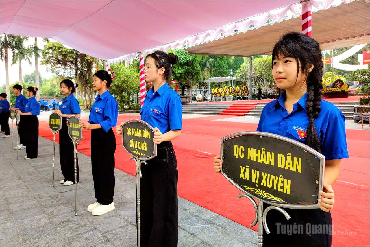 Lực lượng đoàn viên thanh niên chuẩn bị trước Lễ truy điệu, an táng các hài cốt liệt sĩ. Ảnh: Văn Long