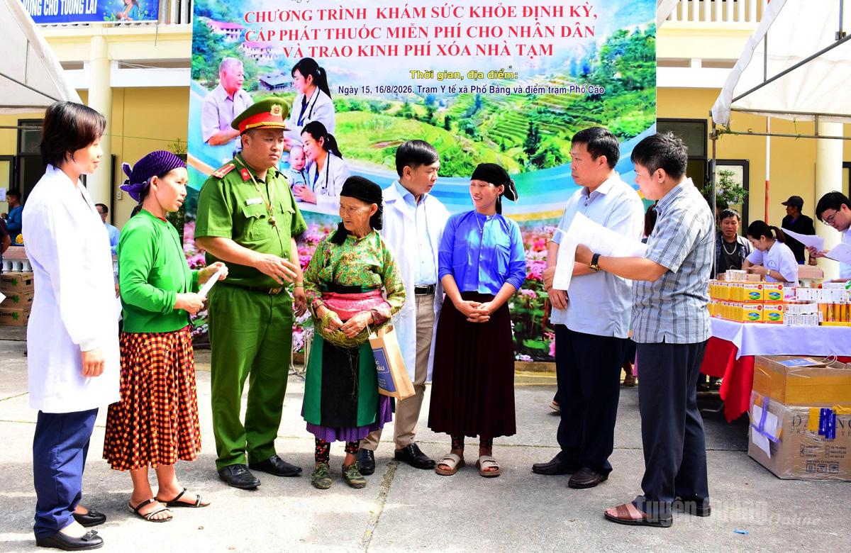 Lãnh đạo Sở Y tế thăm hỏi người dân Phố Bảng đến khám sức khỏe định kỳ.