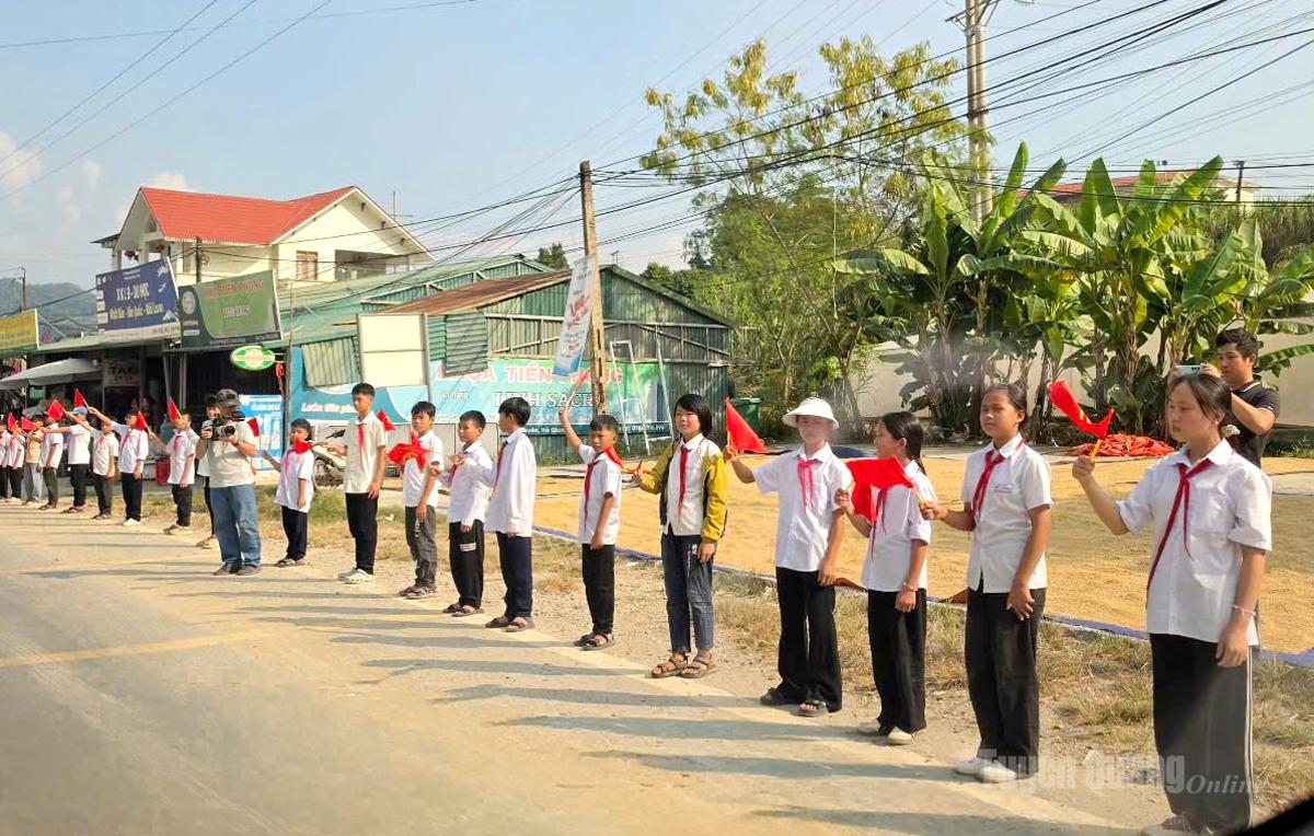 Các em học sinh xếp hàng ngay ngắn chờ đón đoàn xe di chuyển về Nghĩa trang Liệt sĩ quốc gia Vị Xuyên.