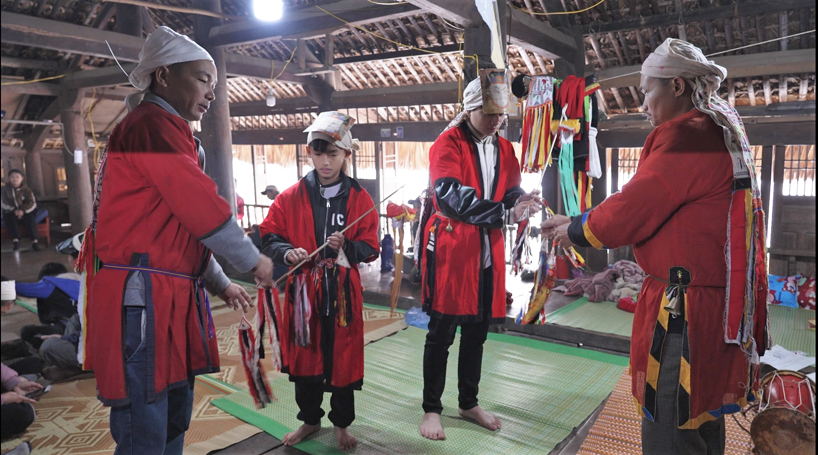 Alongside the rituals, the initiate performs traditional dances, which are considered the most joyful part of the Cap Sac ritual. Through these dances, the Dao people pray to Ban Vuong, their legendary ancestor, for blessings and peace for their families and villages, good health for everyone, and bountiful harvests.