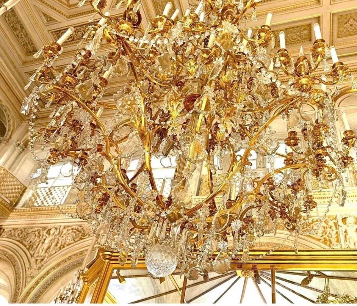Nằm bên dòng sông Neva, Cung điện Mùa Đông là một trong những công trình kiến trúc vĩ đại nhất của Saint Petersburg. Được xây dựng vào thế kỷ 18, cung điện từng là nơi ở chính thức của các vị Sa hoàng Nga. Với kiến trúc Baroque lộng lẫy, nội thất dát vàng tinh xảo và bộ sưu tập nghệ thuật phong phú, nơi đây hiện nay chính là một phần của Bảo tàng Hermitage – một trong những bảo tàng lớn nhất thế giới đã được tổ chức UNESCO xếp hạng di sản thế giới
