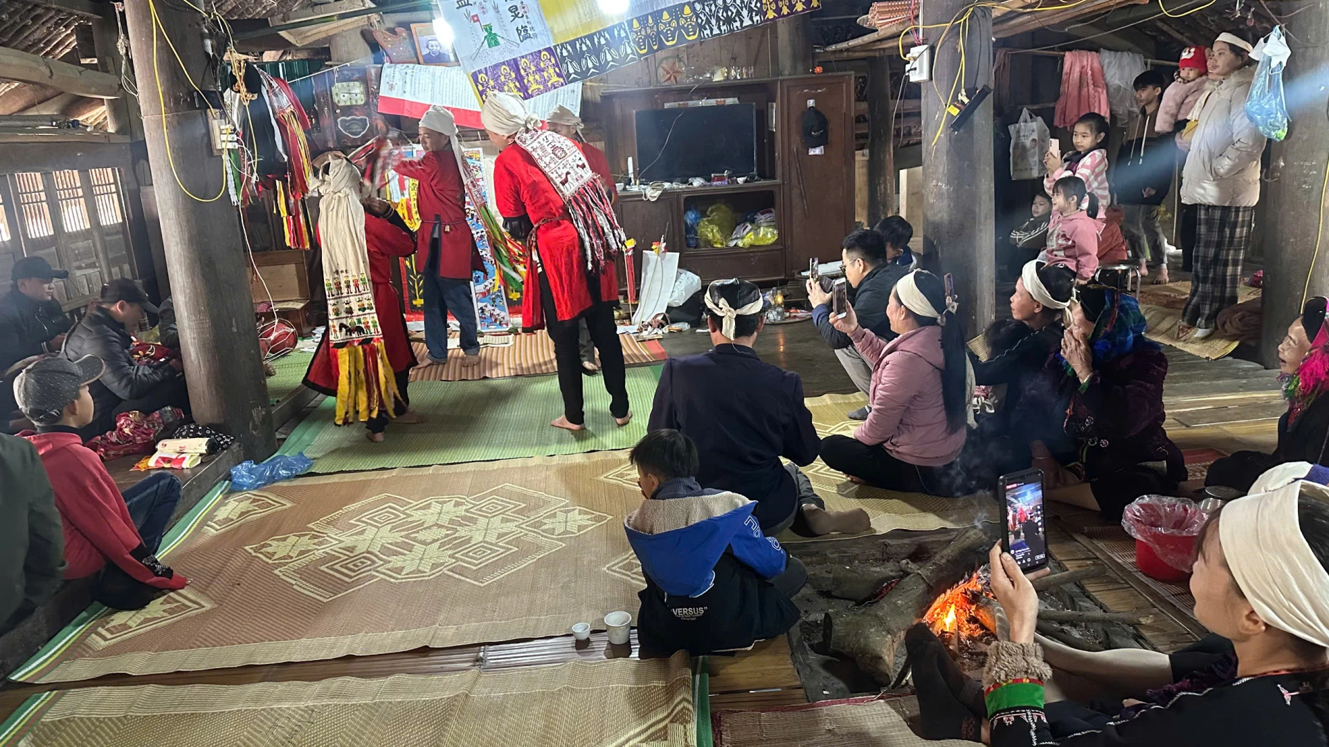 Whenever a Cap Sac ritual is held, villagers come together to help the host family prepare and conduct the rituals. The Cap Sac ritual serves as an important bridge that strengthens solidarity, mutual support and community bonds among family members and villagers.