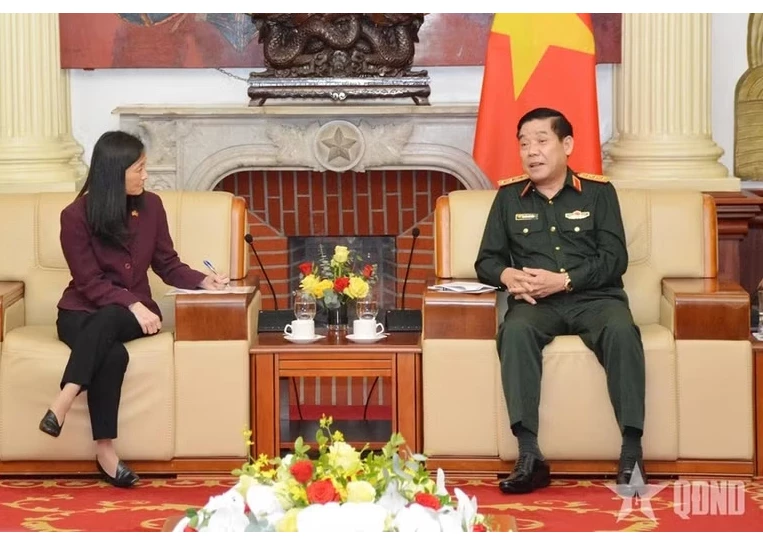 Vietnamese Deputy Minister of National Defence Senior Lieutenant General Nguyen Van Gau meets with US Ambassador to Viet Nam Jennifer Wicks on October 21. (Photo: qdnd.vn)