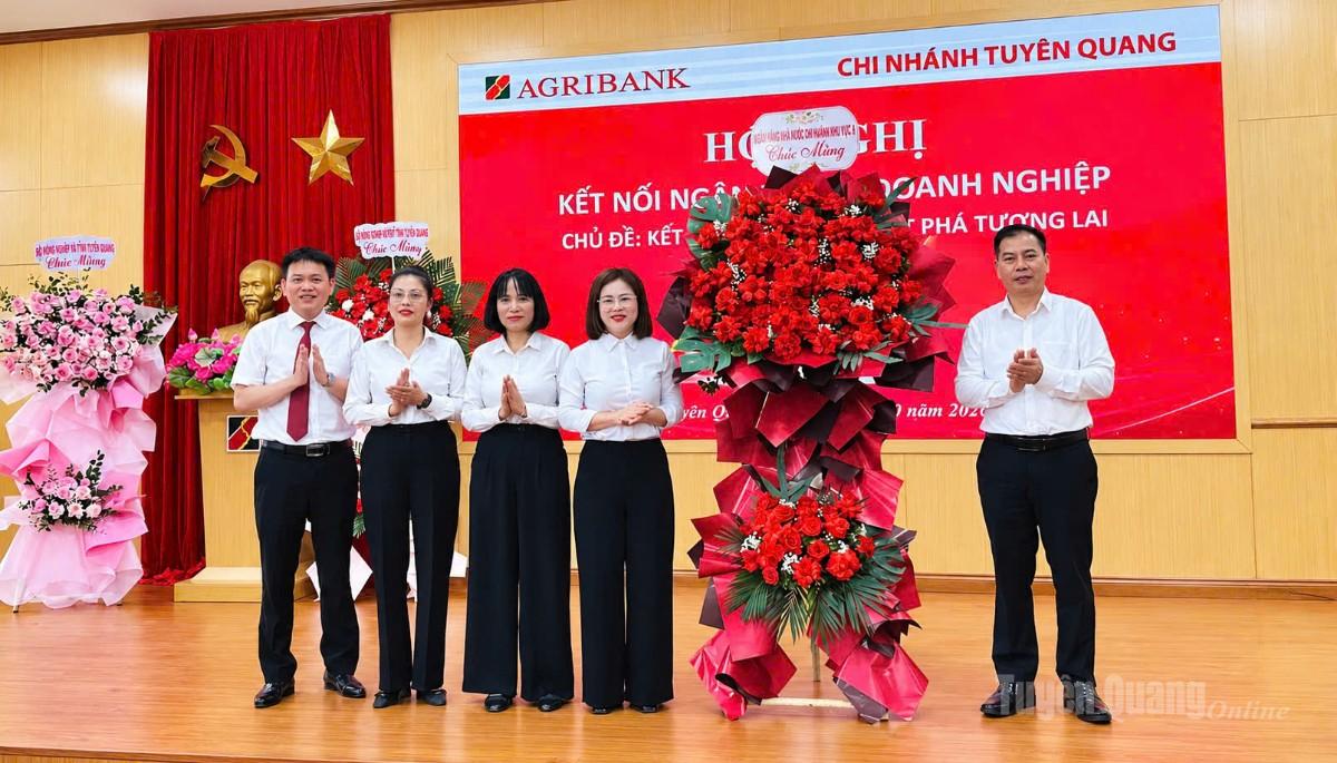 Lãnh đạo Ngân hàng Nhà nước khu vực IV tặng hoa chúc mừng Agribank Chi nhánh Tuyên Quang.