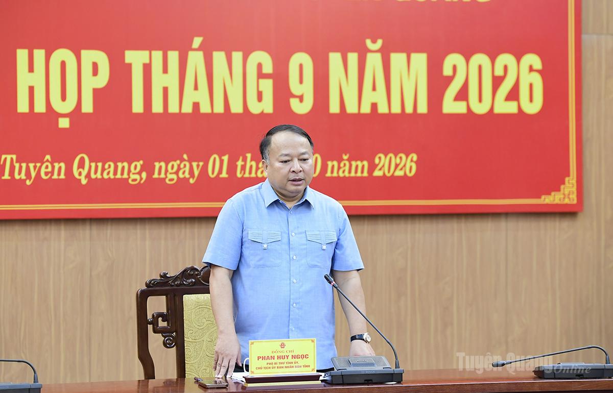 Đồng chí Chủ tịch UBND tỉnh Phan Huy Ngọc chủ trì phiên họp.