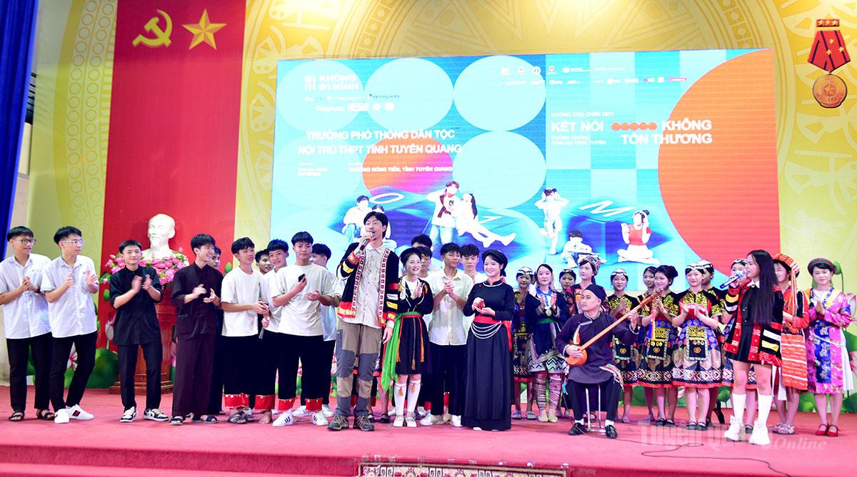 Các nghệ sĩ (đại sứ Chiến dịch) giao lưu cùng các em học sinh Trường Phổ thông Dân tộc nội trú THPT tỉnh Tuyên Quang.
