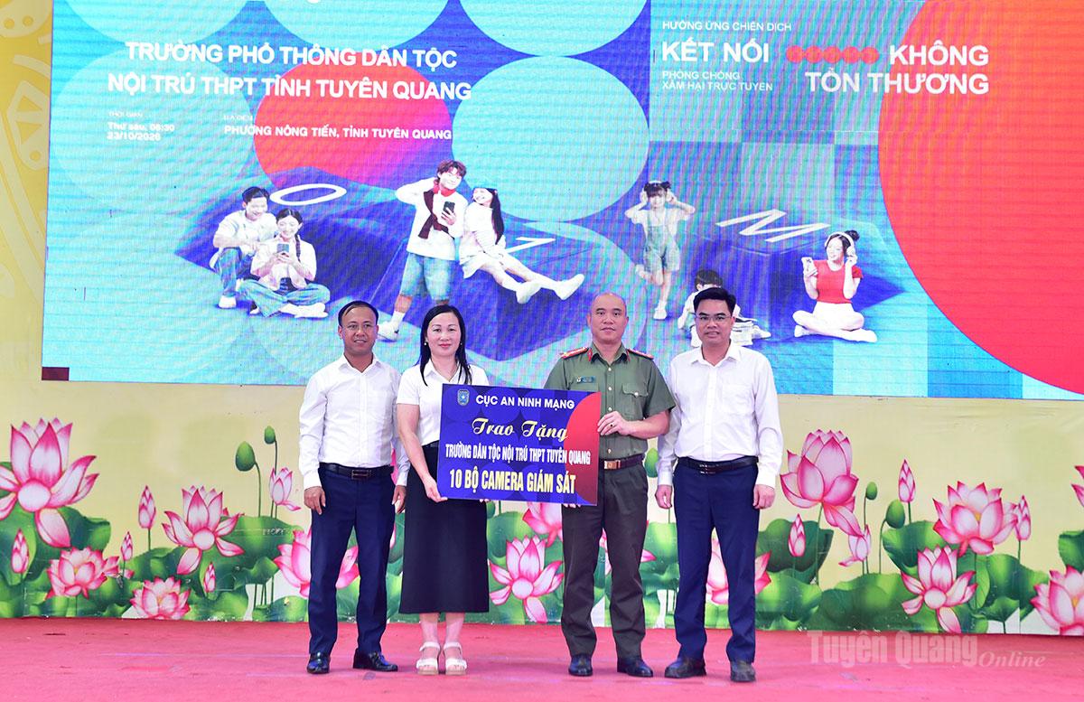 Lãnh đạo Cục An ninh mạng (Bộ Công an)  tặng 10 chiếc Camera giám sát trị giá 170 triệu đồng tặng Trường Phổ thông Dân tộc nội trú THPT tỉnh Tuyên Quang.