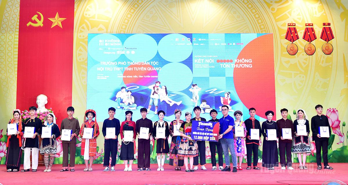 Các đơn vị đồng hành cùng Chiến dịch không mình tặng quà học sinh Trường Phổ thông Dân tộc nội trú THPT tỉnh Tuyên Quang.