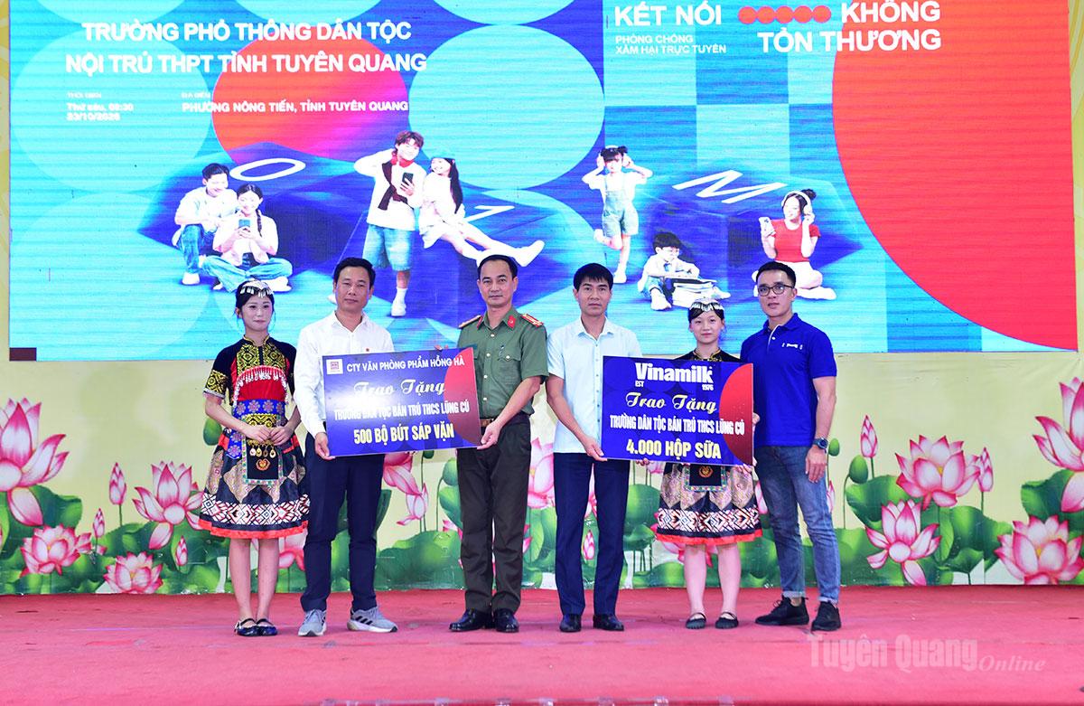 Các đơn vị đồng hành cùng Chiến dịch trao quà tặng cho đại diện Công an tỉnh, Sở Giáo dục và Đào tạo để giúp chuyển đến học sinh Trường Phổ thông Dân tộc bán trú THCS Lũng Cú, xã Lũng Cú.