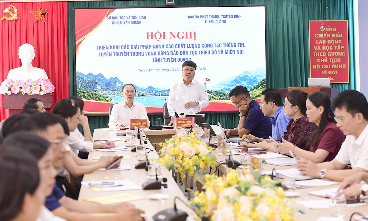 Đồng chí Mai Đức Thông, Ủy viên BCH Đảng bộ tỉnh, Giám đốc Báo và phát thanh, truyền hình Tuyên Quang, Chủ tịch Hội Nhà báo tỉnh phát biểu tại hội nghị.