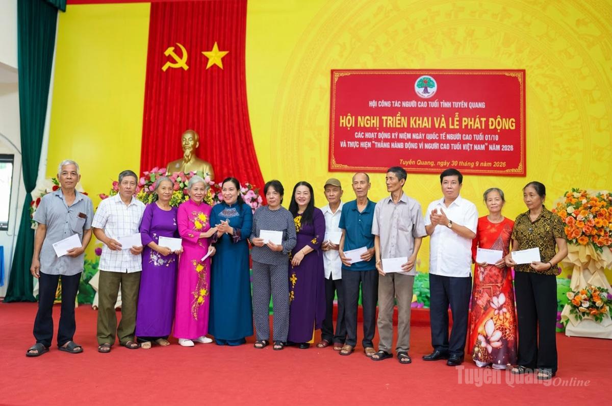 Tặng quà cho NCT có hoàn cảnh khó khăn nhân Tháng Hành động vì người cao tuổi Việt Nam năm 2026.
Ảnh: Lê Hảo