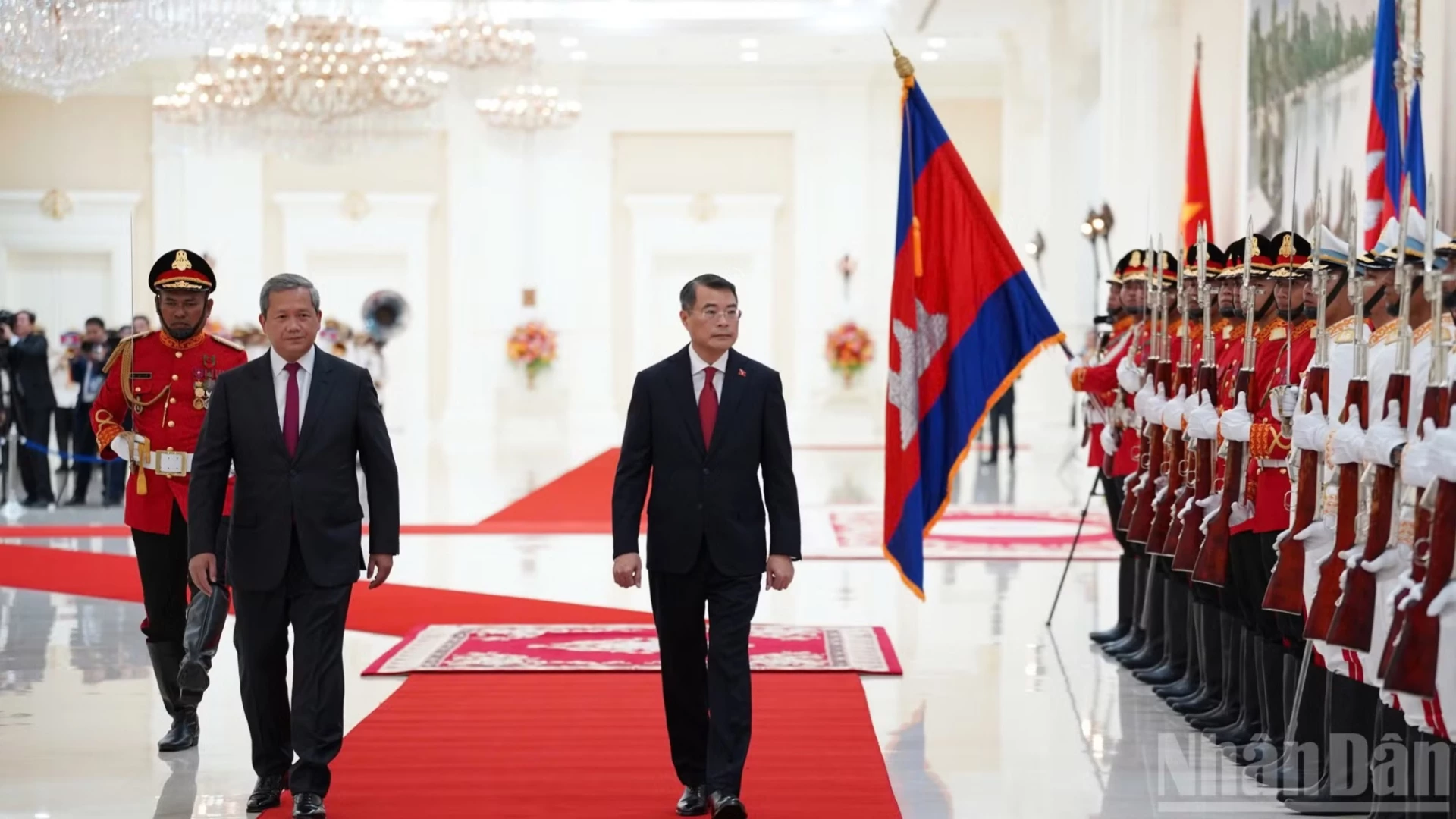 Thủ tướng Chính phủ Lê Minh Hưng và Thủ tướng Campuchia Hun Manet duyệt đội danh dự Quân đội Hoàng gia Campuchia. (Ảnh: ĐINH TRƯỜNG)