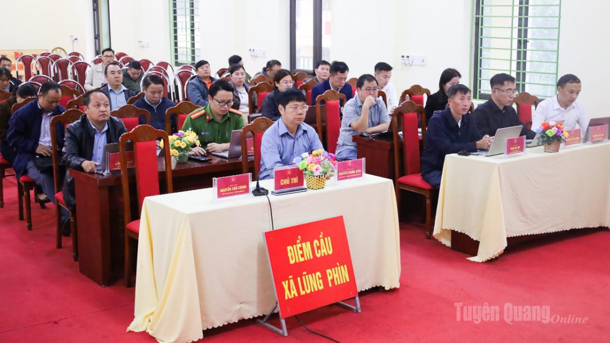 Cán bộ, đảng viên xã Lũng Phìn học tập các chỉ thị, nghị quyết của Đảng.