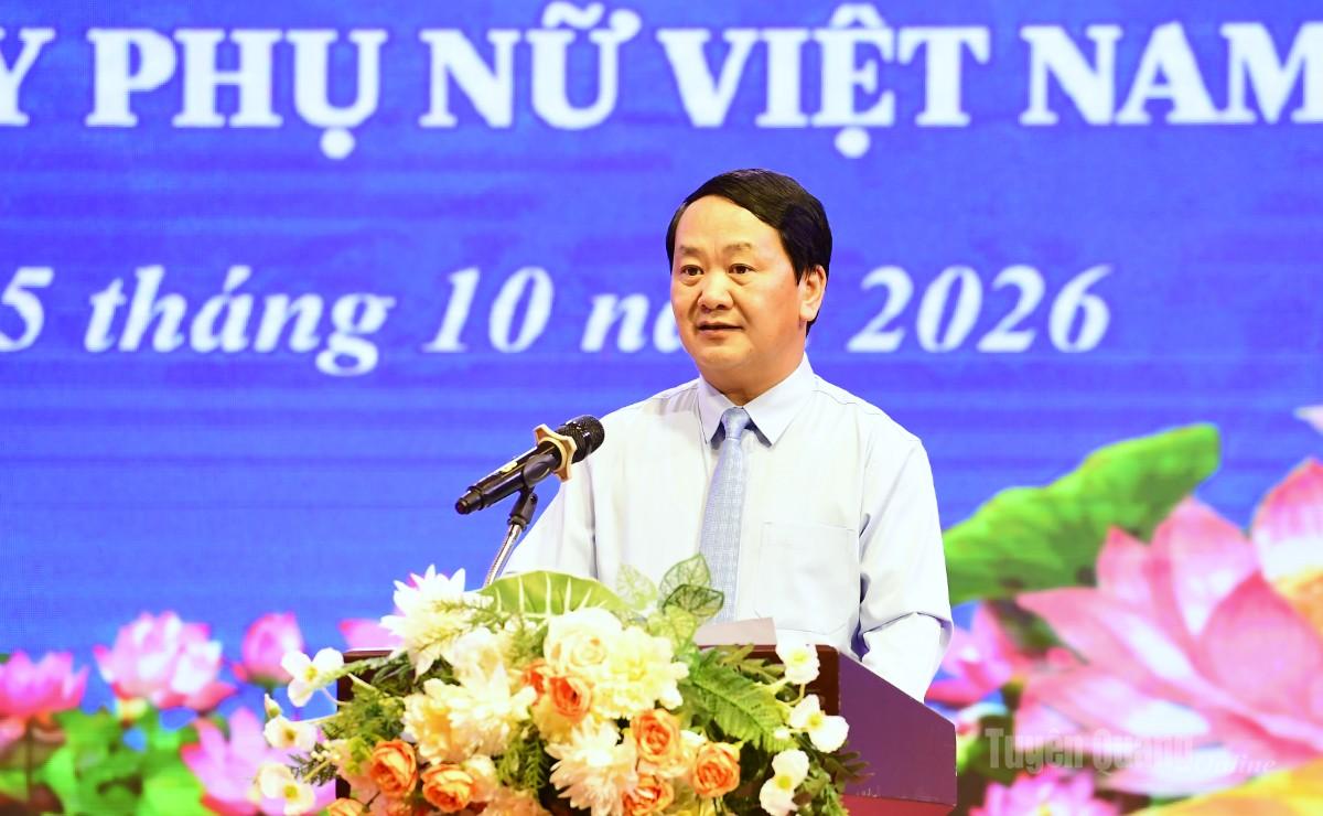 Đồng chí Bí thư Tỉnh ủy Hầu A Lềnh phát biểu tại buổi gặp mặt.