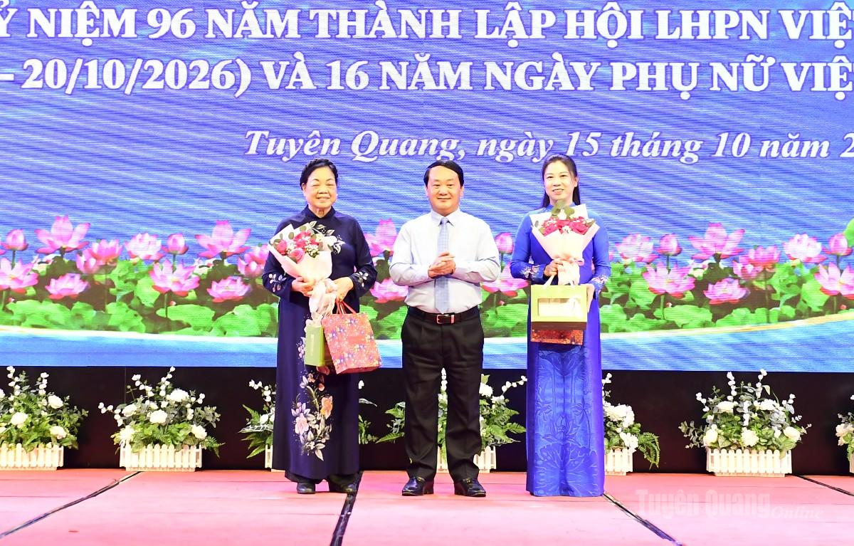 Đồng chí Bí thư Tỉnh ủy Hầu A Lềnh tặng hoa, quà cho các đồng chí lãnh đạo nữ.