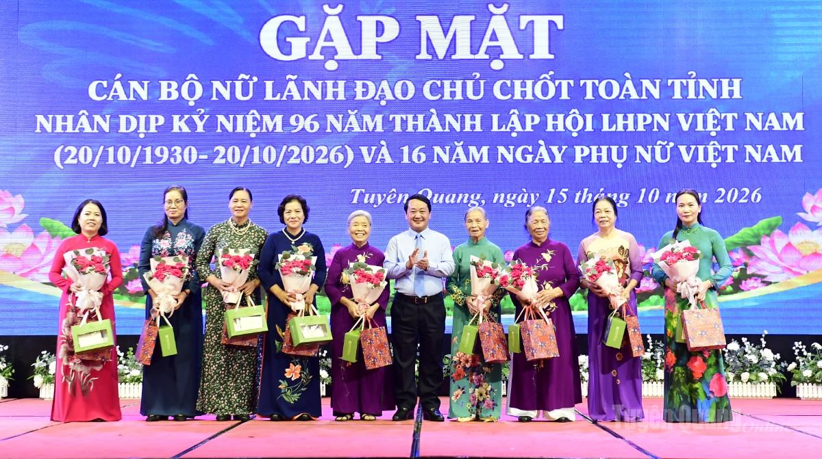 Đồng chí Bí thư Tỉnh ủy Hầu A Lềnh tặng hoa cho các đồng chí nữ lãnh đạo tỉnh, nguyên lãnh đạo tỉnh.