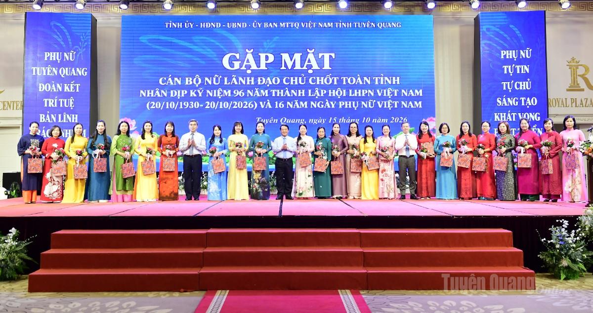 Đồng chí Bí thư Tỉnh ủy Hầu A Lềnh và các đồng chí Phó Bí thư Tỉnh ủy tặng hoa cho các nữ đại biểu các sở ngành của tỉnh.