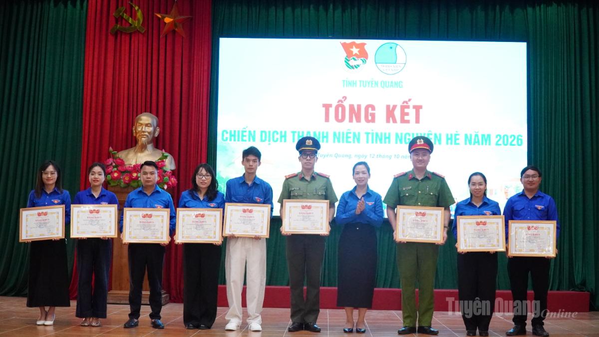 Tỉnh đoàn trao tặng Bằng khen cho các tập thể, cá nhân có thành tích xuất sắc trong Chiến dịch Thanh niên tình nguyện hè năm 2026.