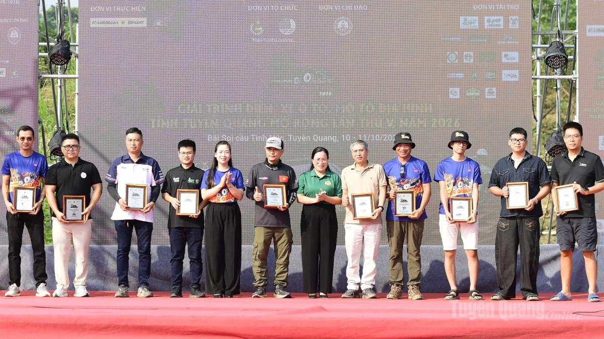Ban Tổ chức trao chứng nhận cho các nhà tài trợ đồng hành cùng giải đua.