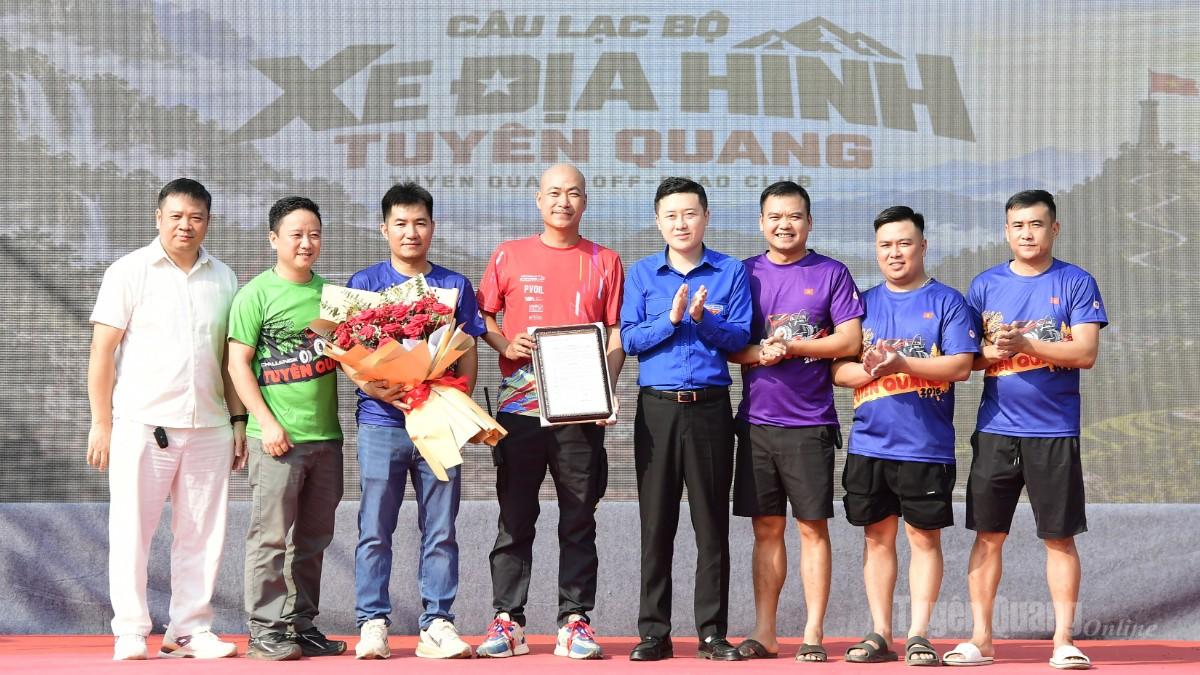 Lãnh đạo Tỉnh đoàn trao quyết định thành lập Câu lạc bộ Xe địa hình Tuyên Quang.