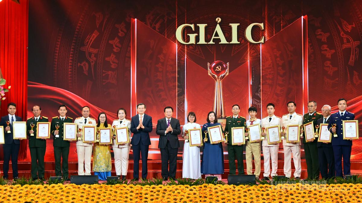 Các đồng chí lãnh đạo Đảng trao giải C cho các tác giả, nhóm tác giả.