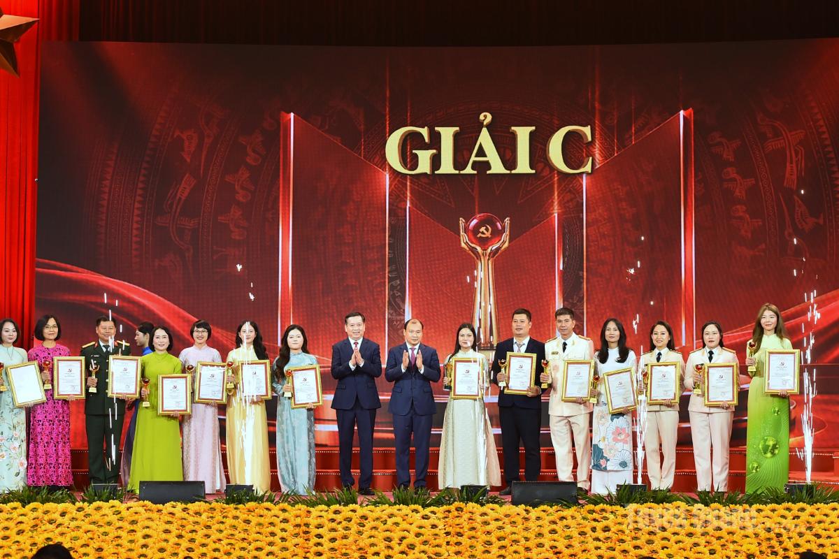 Các đồng chí lãnh đạo Học viện Chính trị quốc gia Hồ Chí Minh trao giải C cho các tác giả, nhóm tác giả.