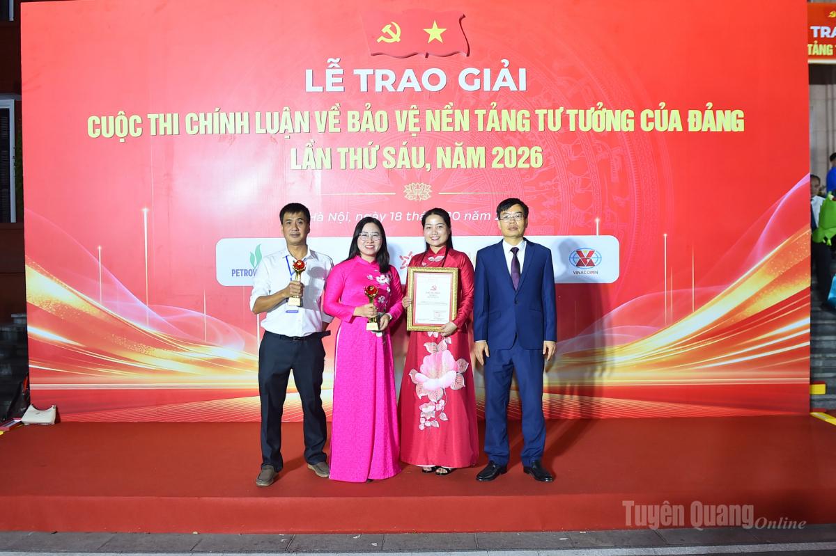 Đồng chí Nguyễn Lam Sơn, Phó Trưởng ban Thường trực Ban Tuyên giáo Tỉnh ủy cùng nhóm tác giải đoạt giải A của cuộc thi.