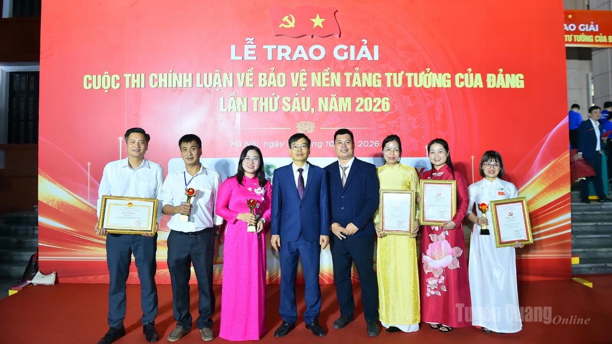 Đồng chí Nguyễn Lam Sơn, Phó Trưởng ban Thường trực Ban Tuyên giáo Tỉnh ủy cùng các tác giải, nhóm các tác giải đoạt giải tại Cuộc thi.