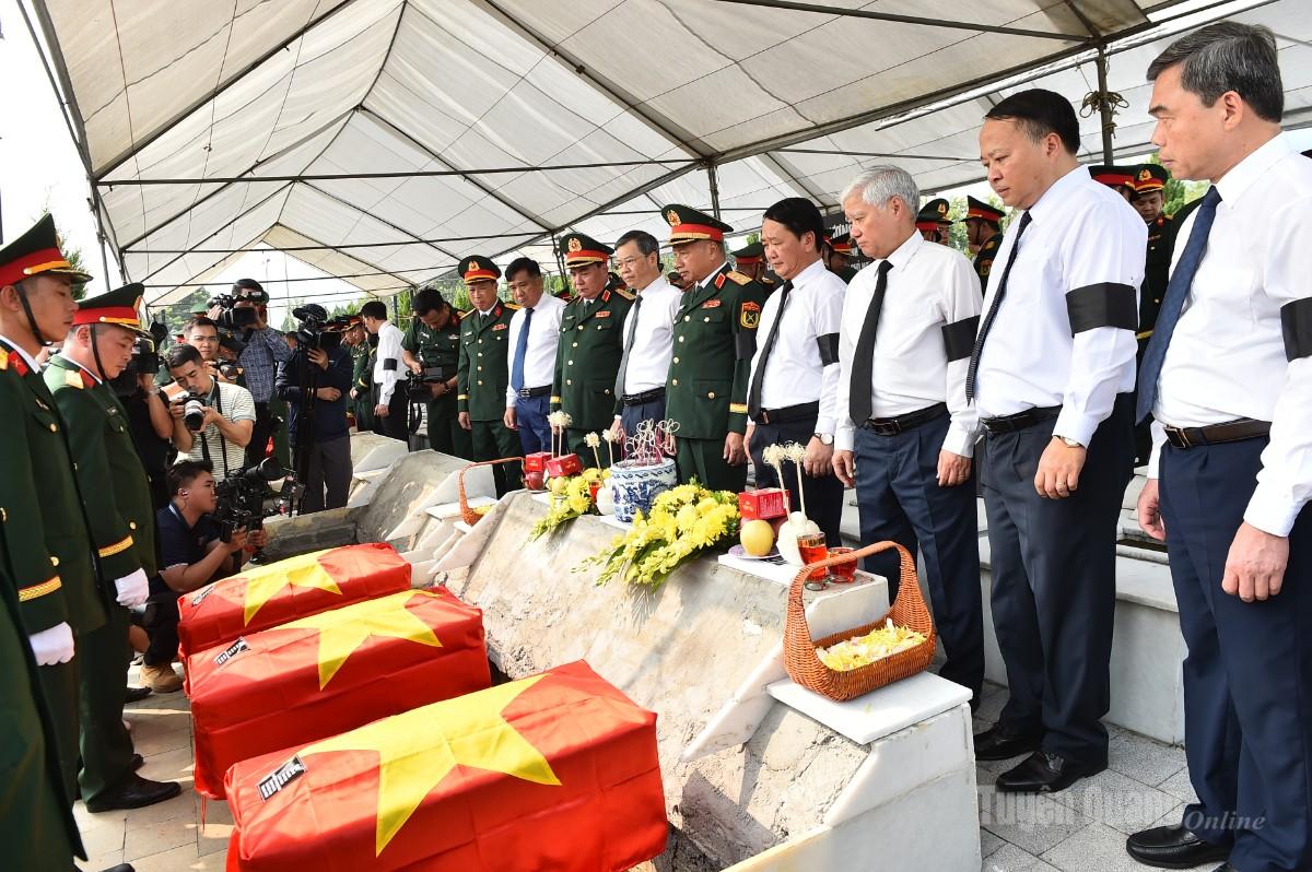 Các đồng chí lãnh đạo Đảng, Nhà nước, lãnh đạo tỉnh dự lễ an táng hài cốt liệt sĩ.