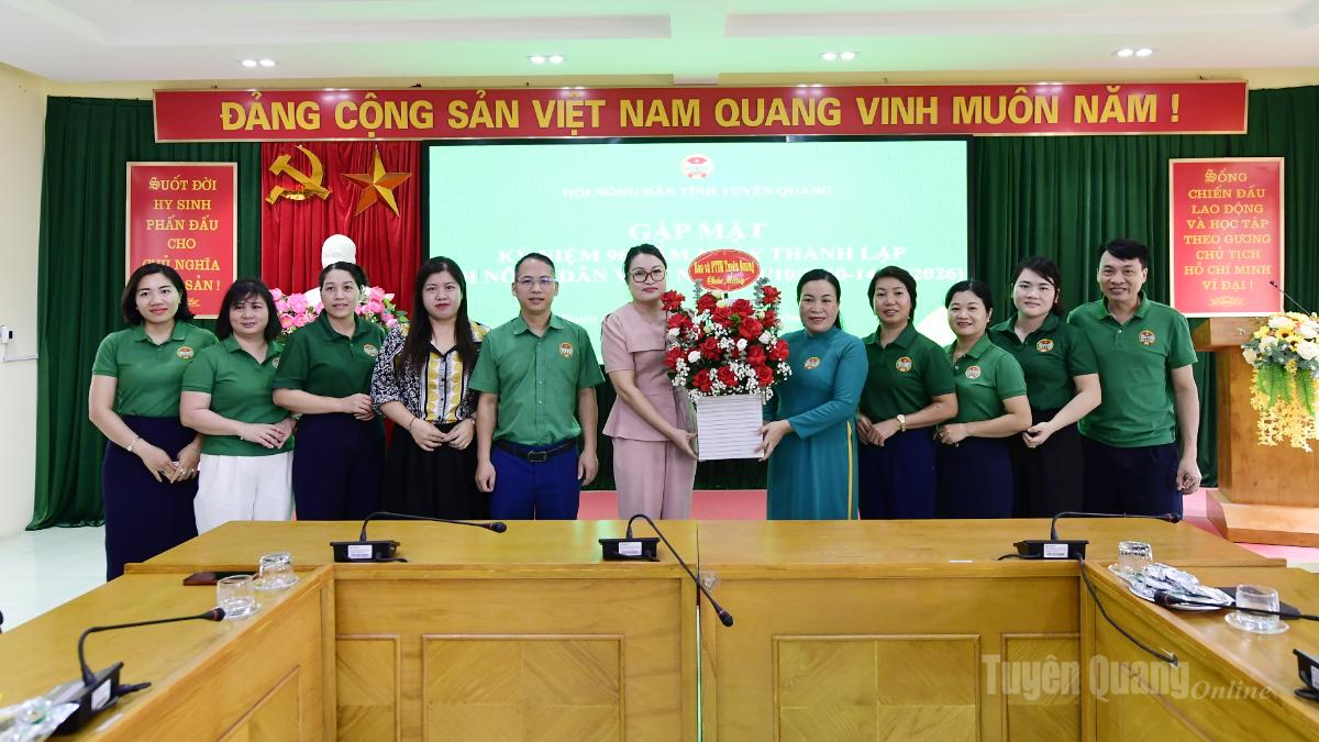 Lãnh đạo Báo và phát thanh, truyền hình Tuyên Quang tặng hoa chúc mừng Hội Nông dân tỉnh.
