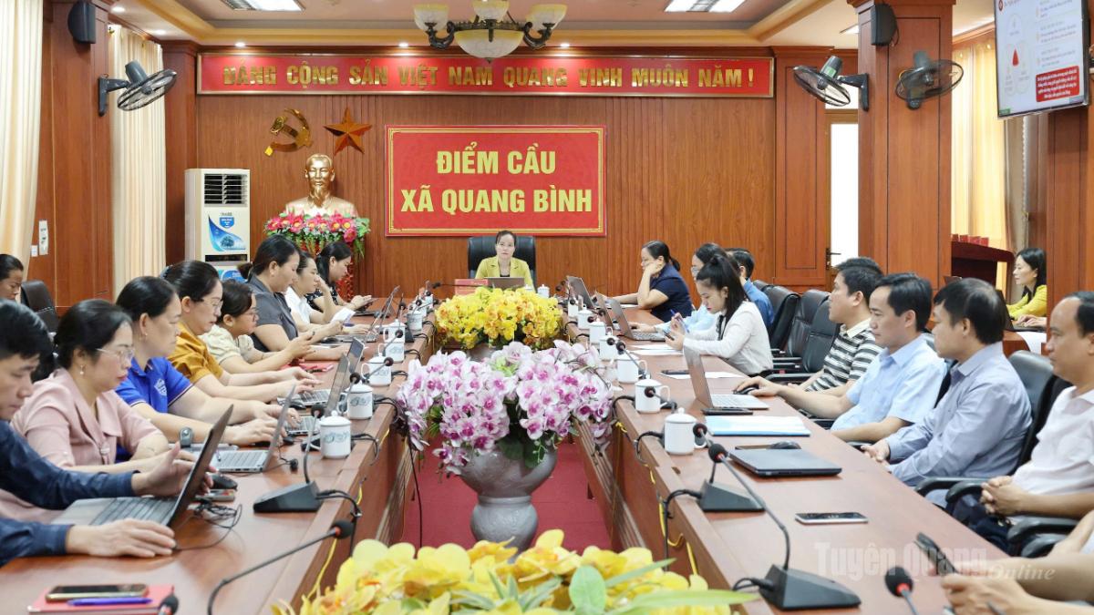 Các đại biểu học tập Nghị quyết tại điểm cầu xã Quang Bình.