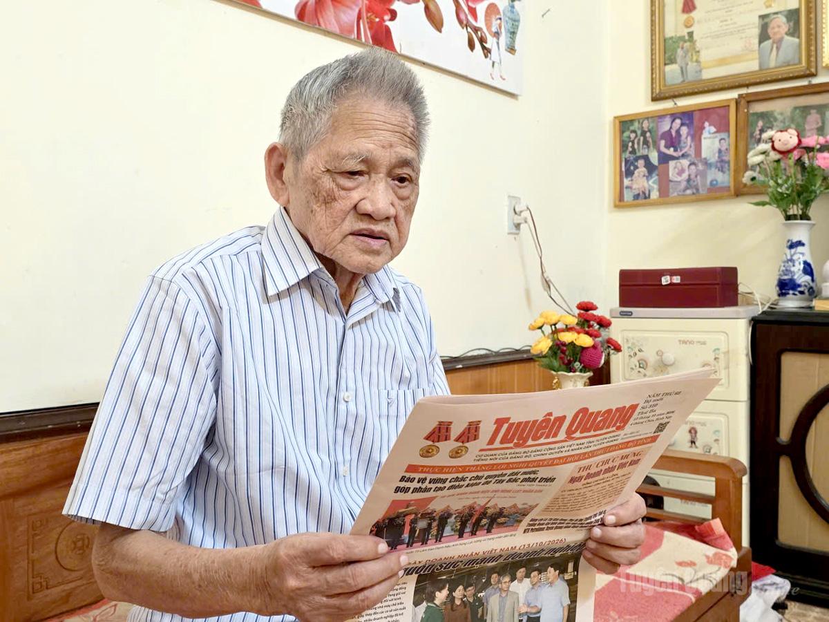 Dù đã ngoài 90 tuổi, nhà báo Chu Thái Tinh vẫn thường xuyên đọc Báo Tuyên Quang để nắm bắt thông tin.