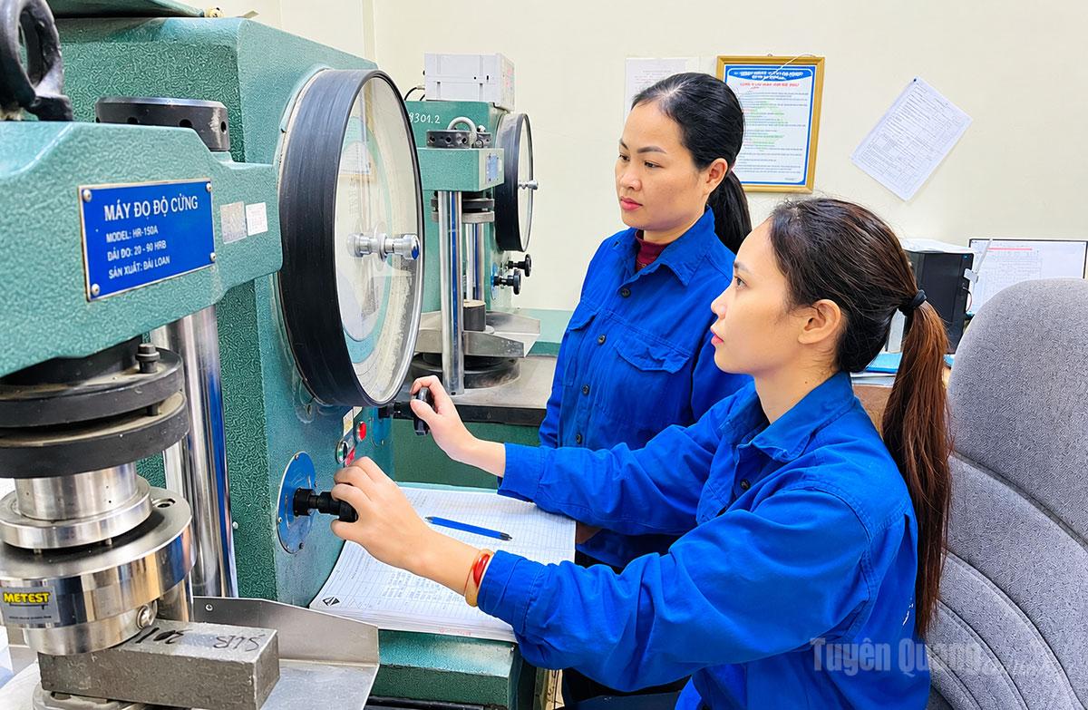 Cán bộ kỹ thuật Công ty cổ phần xi măng Tân Quang kiểm tra chất lượng sản phẩm.