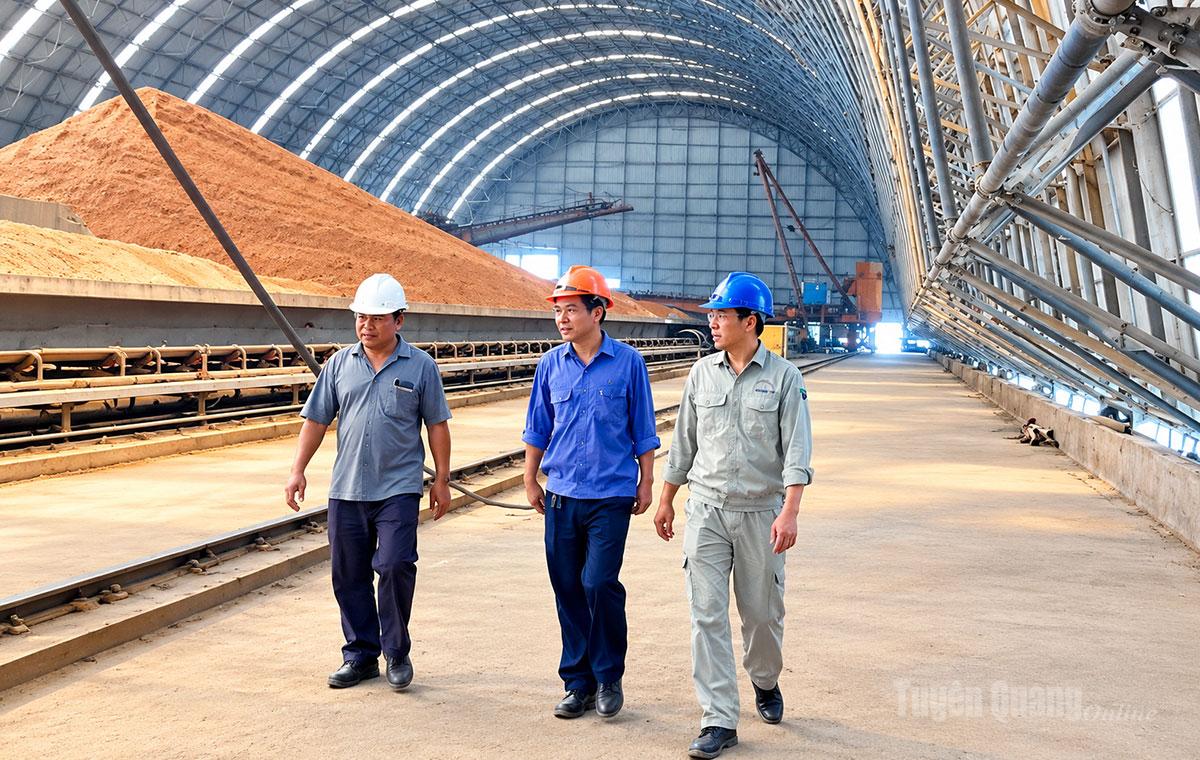 Cán bộ Công ty cổ phần xi măng Tân Quang kiểm tra kho nhiên liệu.