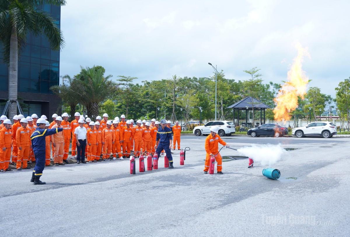 Công ty Điện lực Tuyên Quang tập huấn phòng cháy, chữa cháy, cứu nạn, cứu hộ cho cán bộ nhân viên.